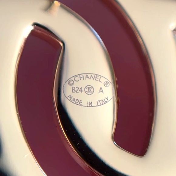 CHANEL Rare 2024 Classic Gold Oversized Square CC Logo Cutout Earrings - Picture 5 of 7